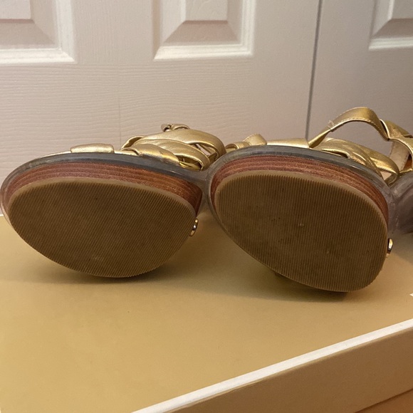 7.5 gold Micheal Kors platform sandal - Picture 3 of 5